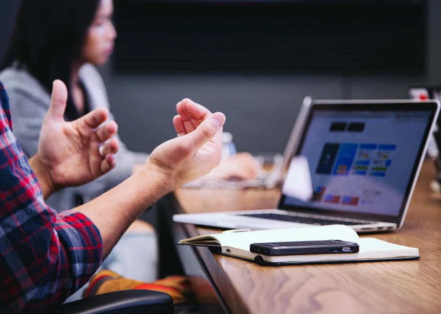 Réunion de travail entre un conseiller et un client